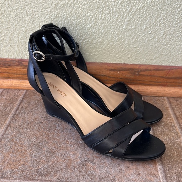 Women’s Nine West Strappy Wedge - Picture 2 of 4